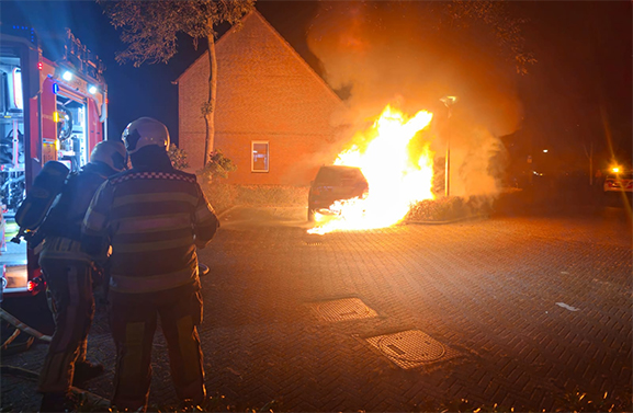 Auto Gaat In Vlammen Op Aan De Bergmolen In Vianen Src