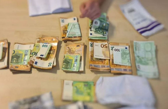 Man (33) met 50.000 euro in kofferbak aangehouden