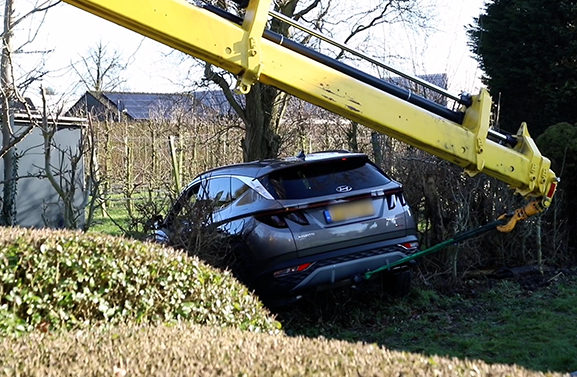 Bestuurder belandt in Ochten met auto in de voortuin van een woning