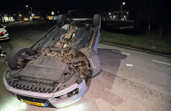 Auto belandt op zijn kop op de Zuiderweg in Tiel