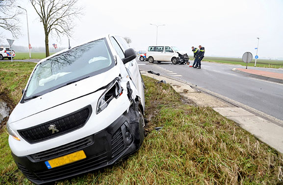 Ongeval op kruising Rijksstraatweg met Oude Hoevenseweg