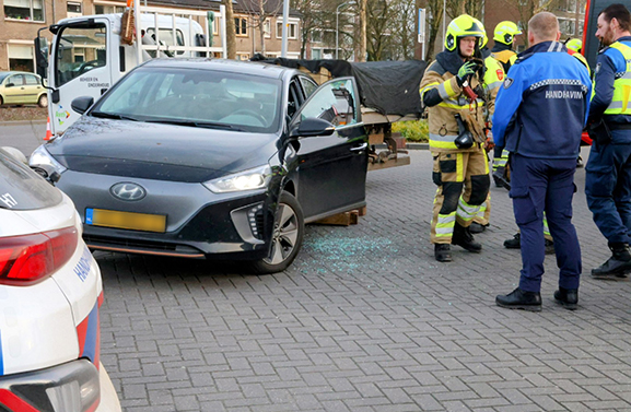 Auto rijdt op stenenbol op Westledeplein in Tiel