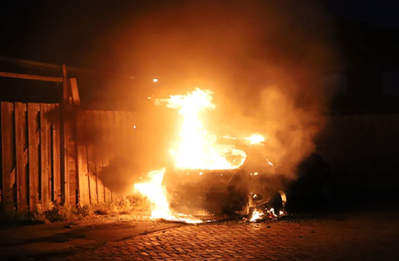 Geparkeerde auto gaat in vlammen op aan de Korte Binnenhoek in Tiel