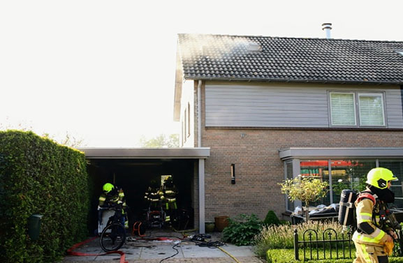 Garage brand slaat over naar woonhuis in Beusichem