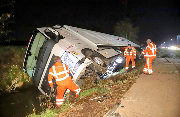 Van de weg geraakte vrachtwagen langs de A15 pas 's avonds geborgen