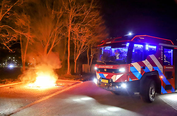 Afval in brand gestoken op parkeerplaats van Sportpark Rauwenhof in Tiel