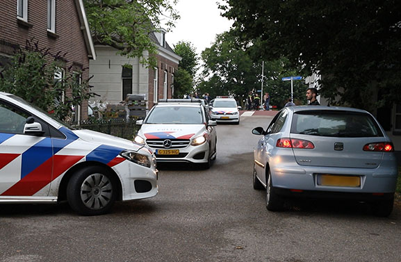 Aanhouding met getrokken pistool in Gellicum, Mercedes met gat in ruit