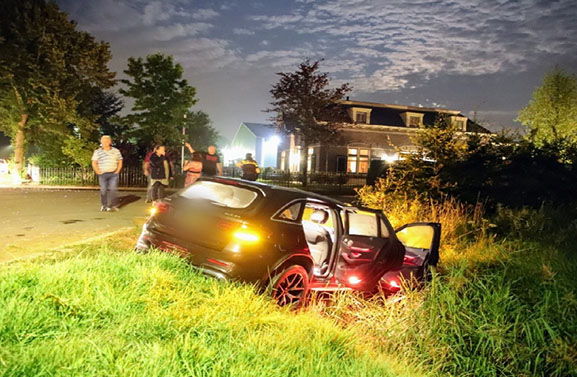 Auto met hoge snelheid een greppel in bij Ingen, vier gewonden
