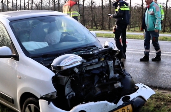 Auto rijdt achterop andere auto, vrouw naar het ziekenhuis