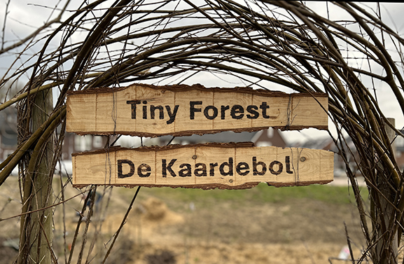 Tiny Forest  De Kaardebol geopend in Varik
