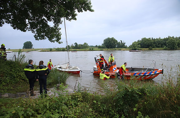 Zeilboot omgeslagen op de Lek bij Beusichem