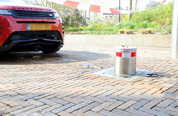 Wederom botst een auto op een inzinkbare paal in Tiel