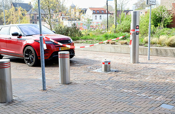 Wederom botst een auto op een inzinkbare paal in Tiel