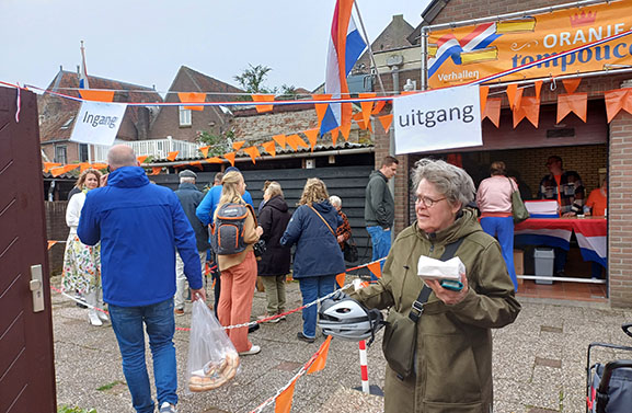 In de rij voor een oranje tompouce van Banketbakkerij Verhallen