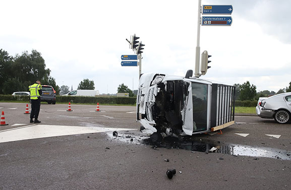 Busje op zijn zijkant bij ongeval in Enspijk