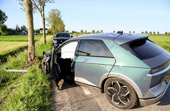 Man naar ziekenhuis na botsing met een boom