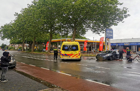 Fietsster aangereden door personenauto in Tiel