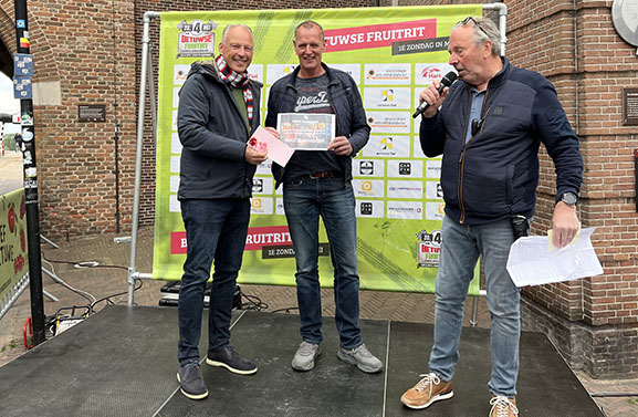 Klassieke en bijzondere auto's stelen de show tijdens Betuwse Fruitrit