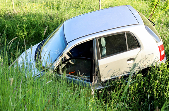 Auto belandt in droge sloot