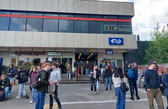 Tientallen scholieren vast in Culemborg door seinstoring van de NS