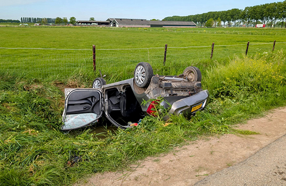 Auto op zijn kop in de sloot