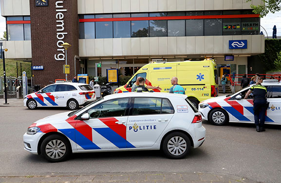 Intercity raakt man op het perron van NS station Culemborg