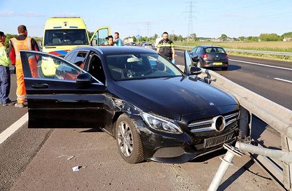 Automobilist raakt onwel op A15 en botst tegen vangrail