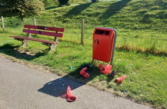 Poepzakjes zorgen voor uitpuilende prullenbakken