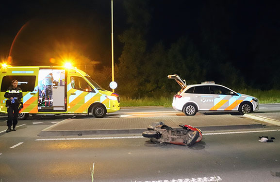Scooterrijder zwaargewond achtergelaten, automobilist door gereden