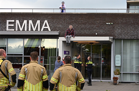 Verwarde man klimt op dak bij Zorgcentrum Emma