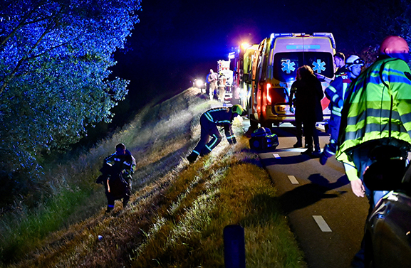 Scooterrijder van dijk geraakt; meerdere hulpdiensten te hulp geschoten