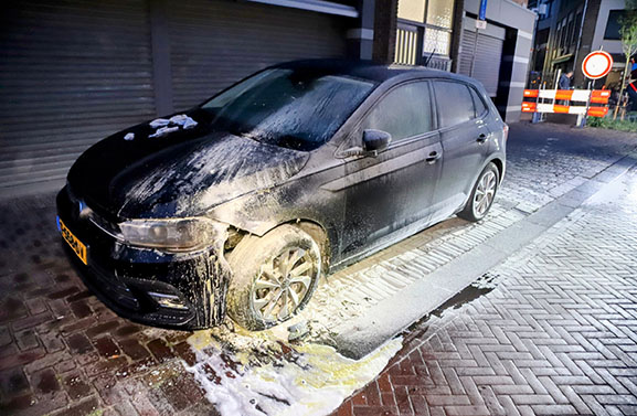 Auto in brand gestoken aan de Vleesstraat in Tiel