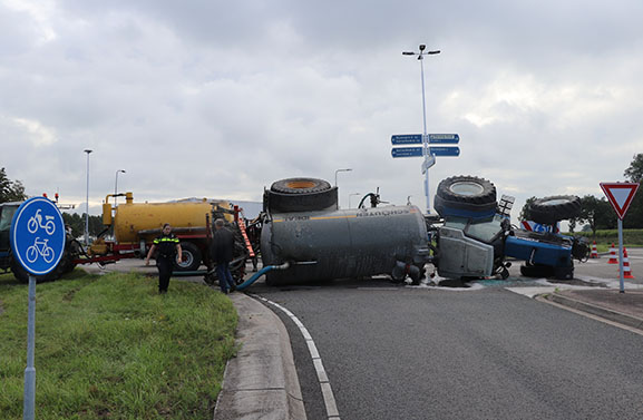 Tractor kantelt op rotonde in Vuren