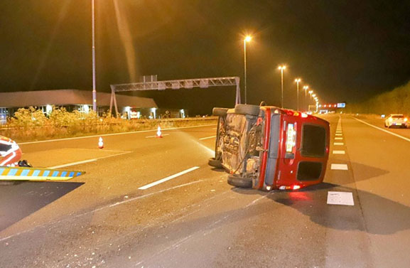 Man valt in slaap achter stuur op snelweg