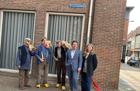 Drie steegjes in Tiel hebben voor het eerst een naambordje gekregen