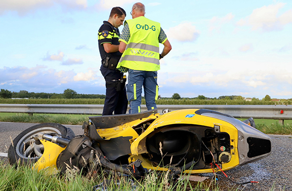 Scooterrijder (28) uit Tiel overleden na ongeval op Kornedijk in Buren