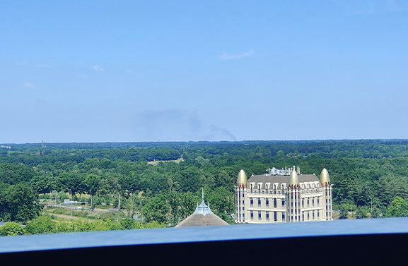Grote brand bij betonfabriek, rookwolken zichtbaar tot in de verte