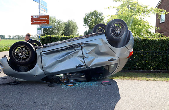 Auto slaat over de kop, Chinees vliegt door het voertuig