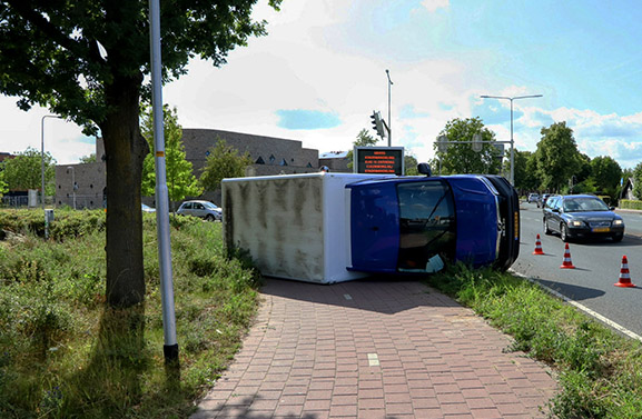 Vrachtwagen belandt gekanteld op fietspad in Culemborg