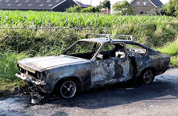 Opel Kadett uit 1976 uitgebrand