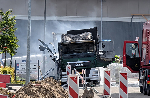 Vrachtwagenbrand op industrieterrein De Kraaldert