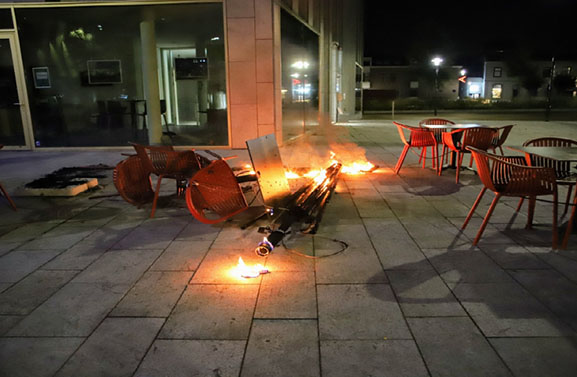 Wijkagent Tiel op zoek naar daders vandalisme terras Zinder