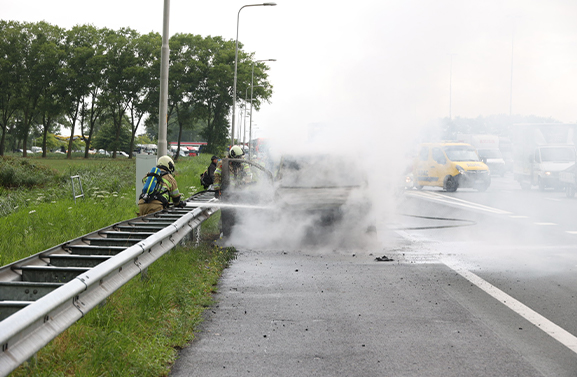 Bestelbus volledig uitgebrand op A2, flinke rookontwikkeling en file