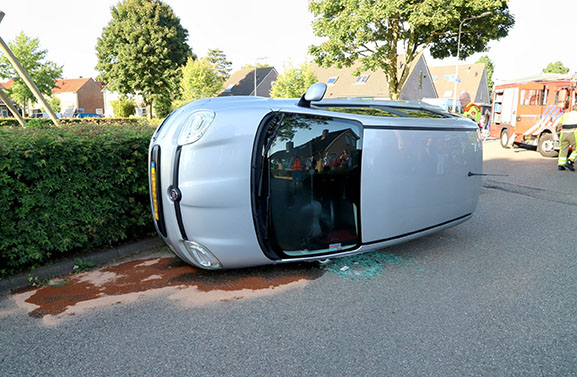 Auto belandt op zijkant in woonwijk Geldermalsen