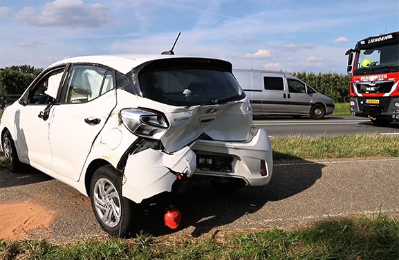 Auto belandt op zijkant na aanrijding in Ommeren