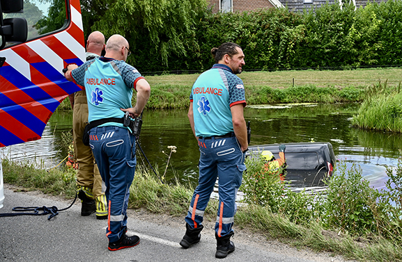 Voertuig te water geraakt in Leerbroek; geen inzittenden aangetroffen