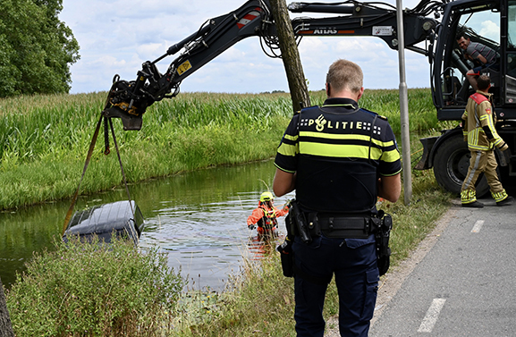 Voertuig te water geraakt in Leerbroek; geen inzittenden aangetroffen