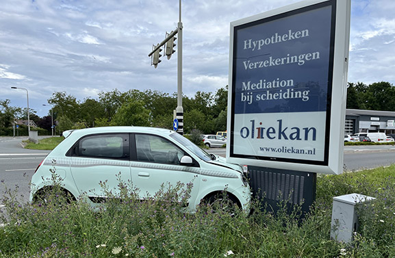 Automobilist rijdt tegen informatiebord in Culemborg