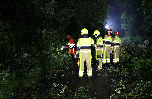 Stormschade in Heukelum: brandweer grijpt in bij omvallende bomen