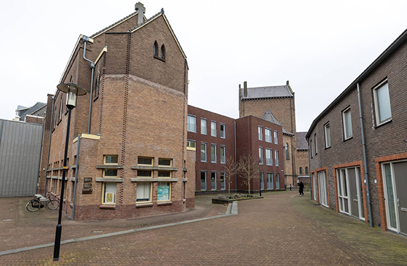 Open Podium KunstKabinet omlijst door expositie met surrealistisch werk